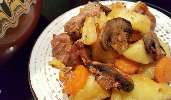 Свинско с червени картофи и гъби в гювеч
