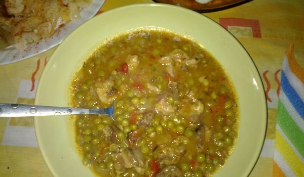 Свинско с грах и лютика