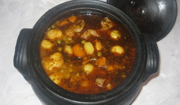 Свинско с грах и пресни картофи в гювеч