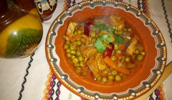 Свинско с грах и сухи чушки