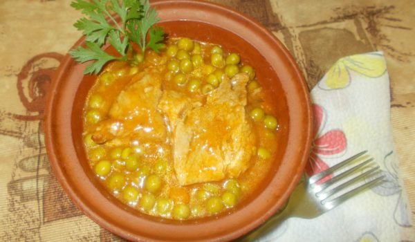 Свинско с грах, моркови и домати