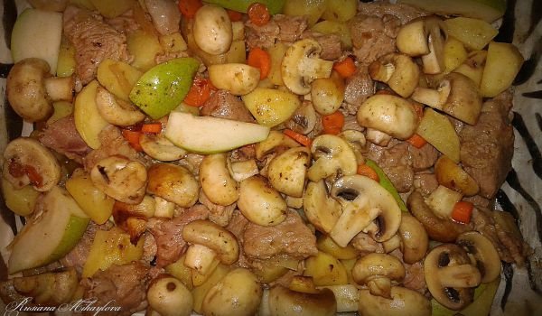 Свинско с гъби и круша на фурна