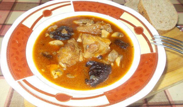 Свинско с гъби и сини сливи