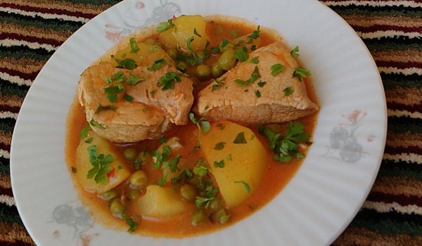 Свинско с картофи и грах в мултикукър