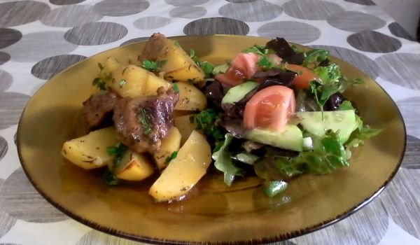 Свинско с картофи и свежа салата