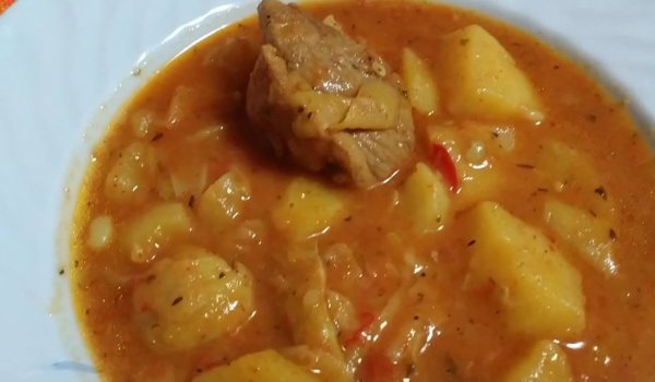 Свинско с картофи и зелен боб яхния