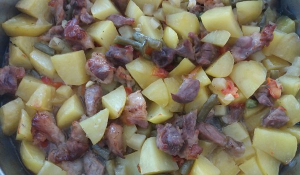 Свинско с картофи и зеленчуци