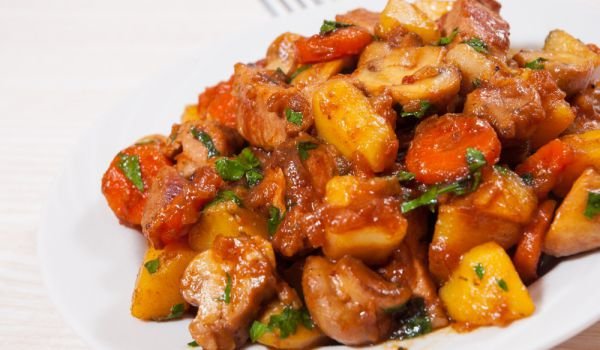 Свинско с картофки, гъби и моркови