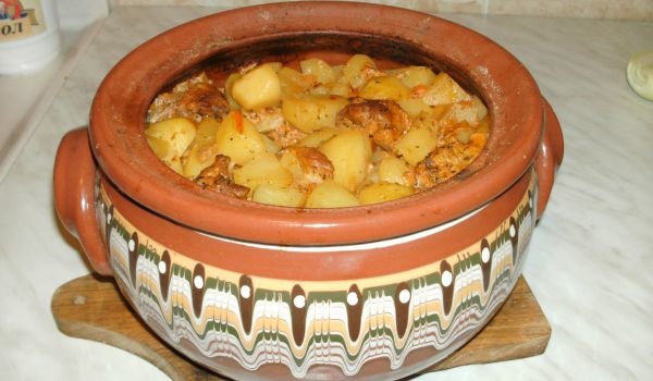 Свинско с картофки в гювеч