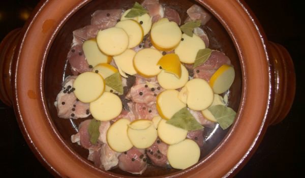 Свинско с кисело мляко и топено сирене в гърне