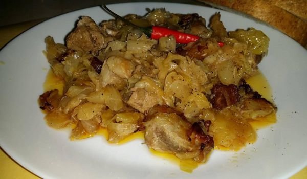 Свинско с кисело зеле и сланина