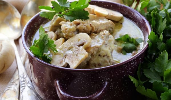 Свинско с краставички, гъби и сметана