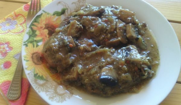 Свинско с лук, чесън, моркови и гъби