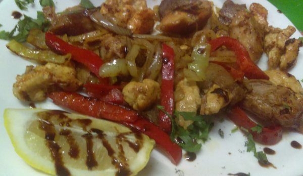 Свинско с лук и пиперки