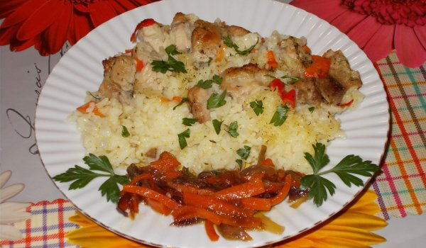 Свинско с ориз и медена гарнитура от моркови и лук