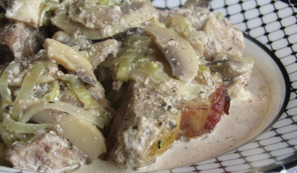 Свинско с Праз Гъби и Заквасена Сметана