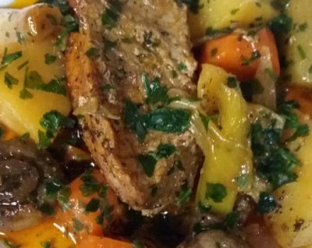 Свинско шпиковано със зеленчуци