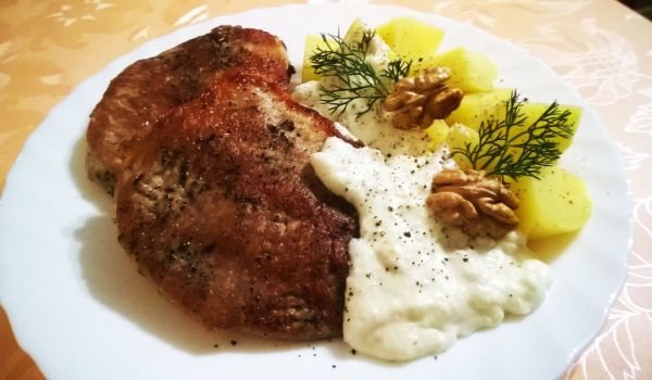 Свинско със сметанов сос и орехи