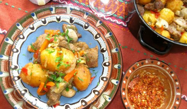 Свинско със зеленчуци и пържени цели картофи