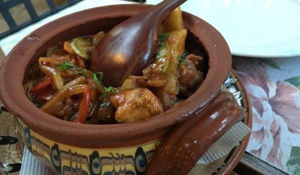 Свинско със зеленчуци в гювече