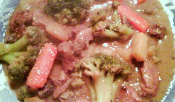 Свинско със зеленчуци в сос