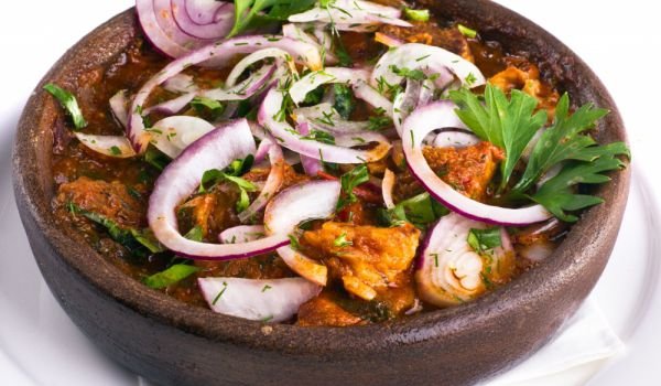 Свинско в глинен съд