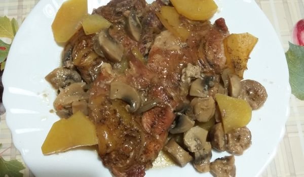 Свинско в гъбен сос и моркови