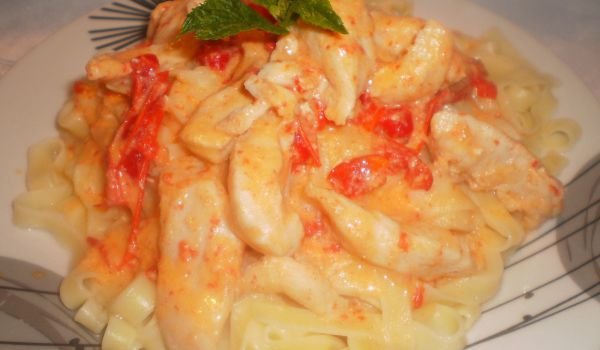 Талиатели с пилешко и ароматен сметанов сос