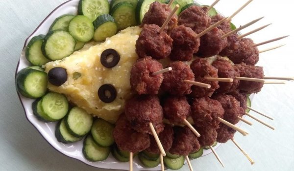 Таралеж от картофена салата и мини кюфтенца