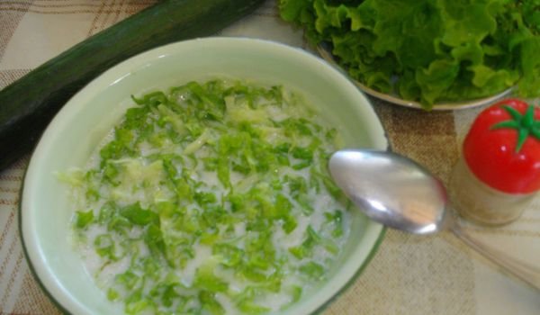 Таратор с къдрава маруля и краставица