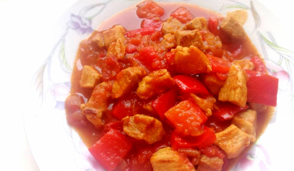 Тас кебап с червени чушки и домати