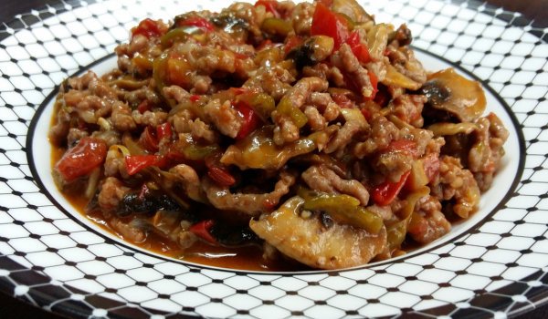 Телешка кайма с чушки и гъби
