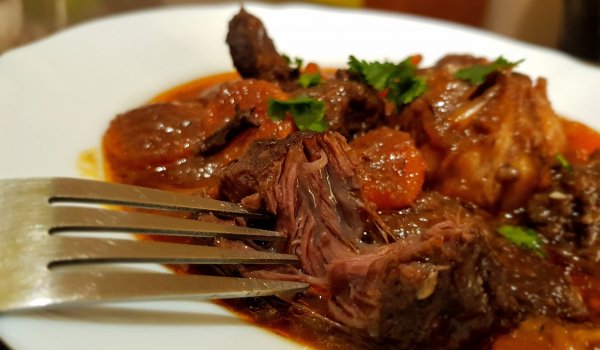 Телешки бузки с винен сос и моркови