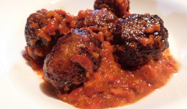 Телешки кюфтенца с доматен сос