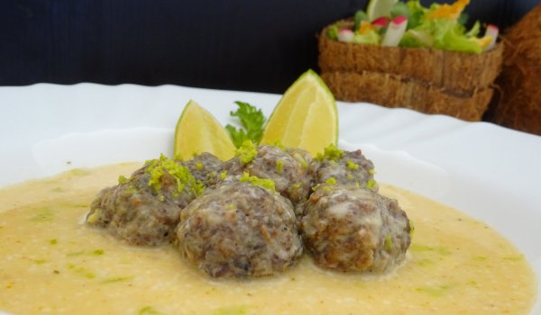 Телешки кюфтенца в кокосов бульон