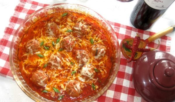 Телешки кюфтенца в сос Маринара и кашкавал