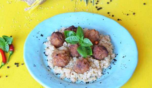 Телешки кюфтенца върху канапе от киноа