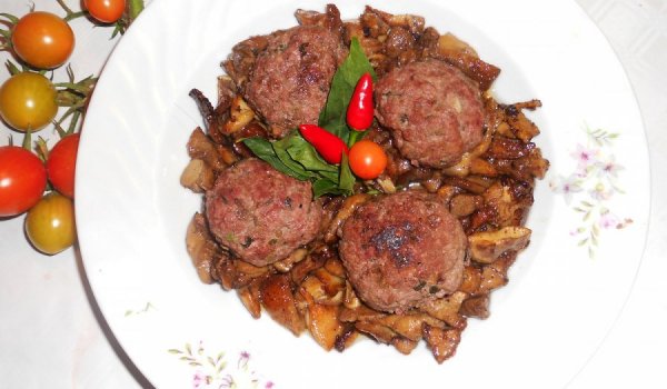Телешки кюфтенца върху канапе от масловки