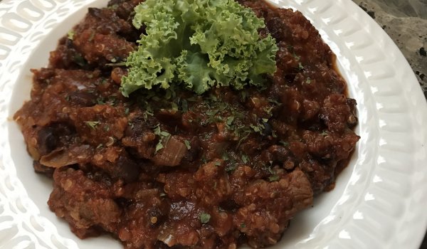 Телешки късчета с черен боб и киноа