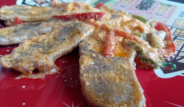 Телешки пържолки със сметана и чушки