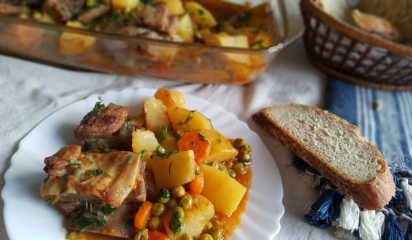 Телешки ребърца с картофки и грах