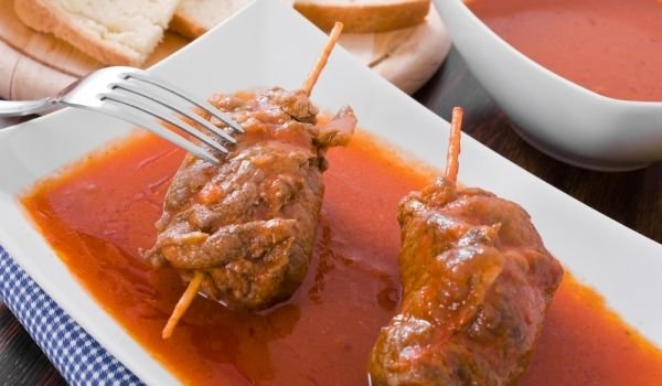 Телешки рулца с доматен сос