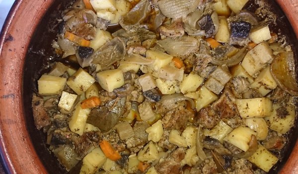 Телешко месо с лук, гъби и картофи