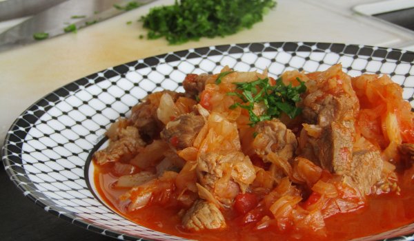 Телешко месо с прясно зеле в мултикукър