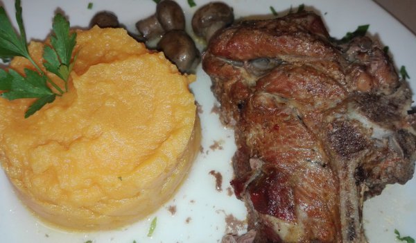 Телешко печено с пюре от моркови и сотирани гъбки