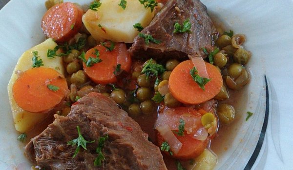 Телешко с грах, картофи и моркови в гювеч