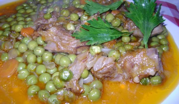 Телешко с грах, моркови и целина
