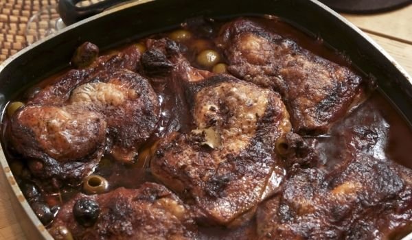 Телешко с маслини и червено вино