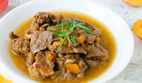 Телешко с мавруд и кайсии