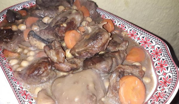 Телешко в сос с нахут и моркови